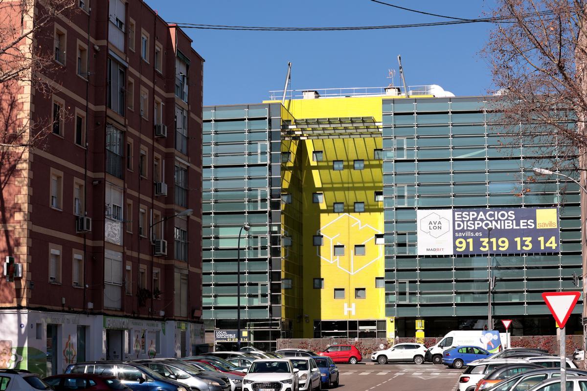En Simancas conviven los modernos edificios de oficinas de reciente creación con vetustos bloques de viviendas de perfil obrero