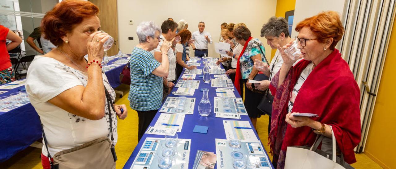 Un grupo de mujeres realizan la cata de agua organizada ayer en las instalaciones de Dinapsis en Benidorm.