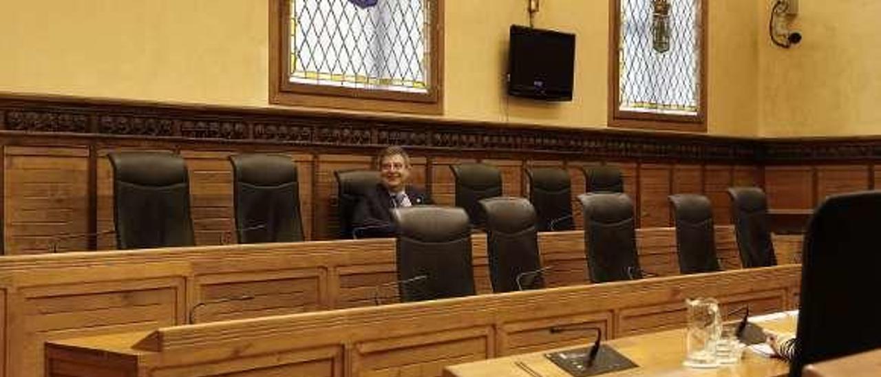 El solitario Esteban Aparicio, en su asiento del Pleno.