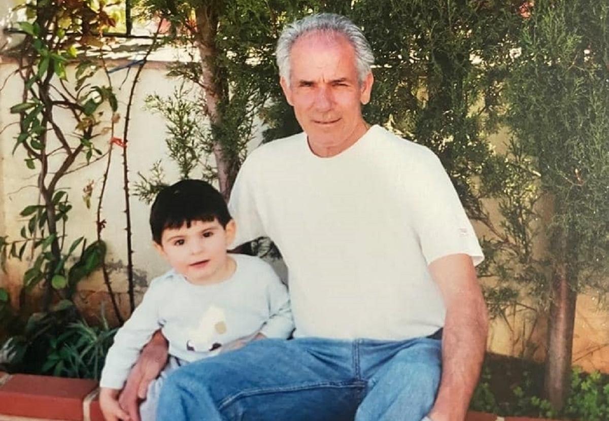 Javi Guerra, de niño con su abuelo.