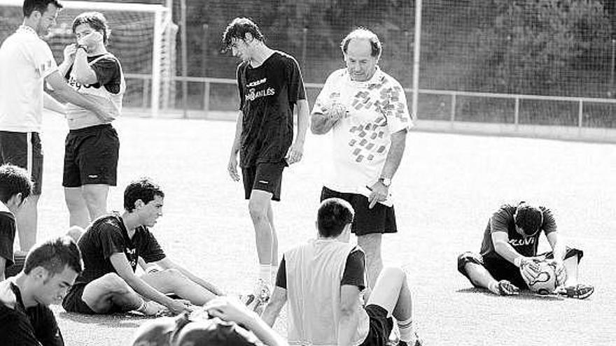 Muñiz da instrucciones a los jugadores en un descanso del partidillo jugado ayer ante el equipo de Primera Regional.