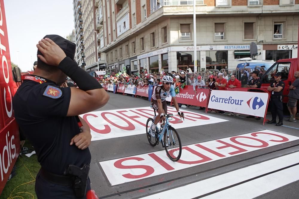 Llegada de la Vuelta a España al Muro de San Lorenzo