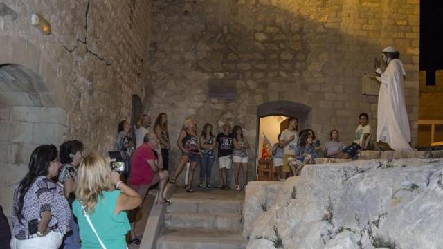 La visita teatralizada al castillo del ciclo "Petrer se viste de luna"