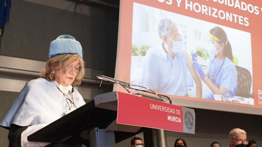 La Decana de Enfermería de la UMU, en su discurso, ayer. | UMU