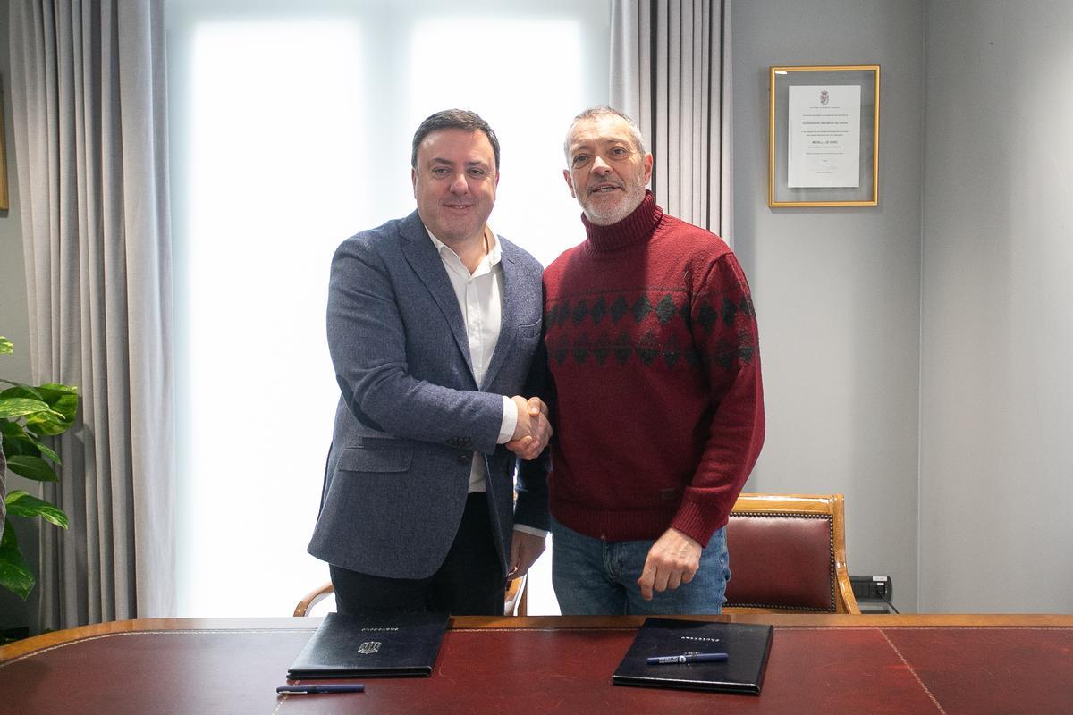 Valentín González, esquerda, e Manuel Muíño asinando o convenio de colaboración.