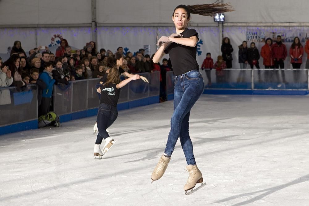 Exhibición de patinaje sobre hielo en la pista de Gijón