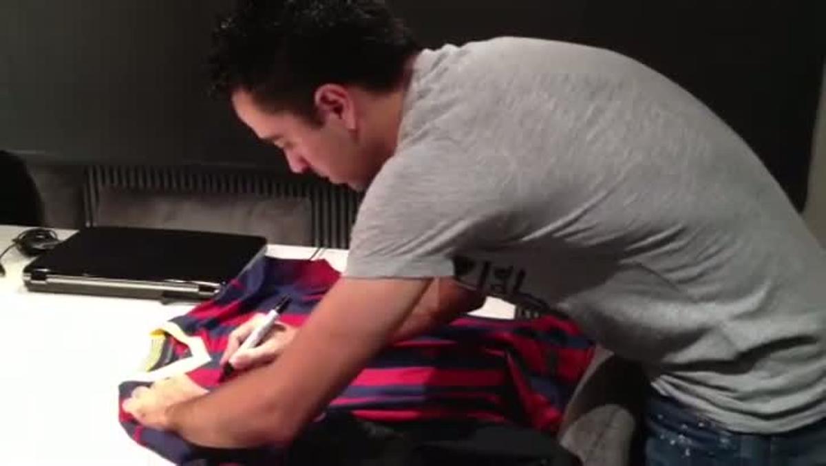 Consigue la camiseta de Xavi firmada por él