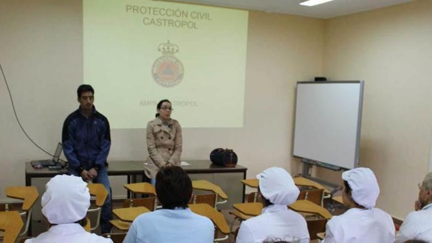 Miembros de Protección Civil en un taller en Castropol. tania cascudo