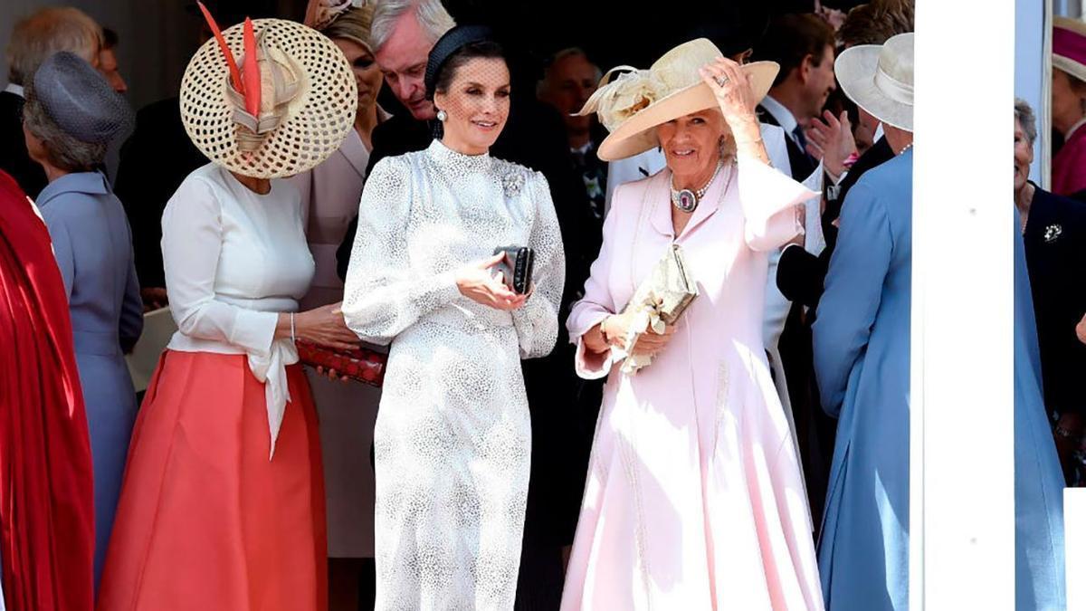 La reina Letizia con vestido de Cherubina en un viaje a Reino Unido.