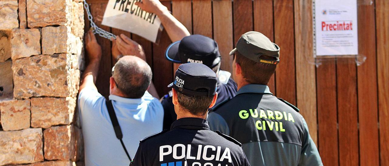 Imagen de archivo del momento en que, hace unos años, la Policía Local, con la ayuda de la Guardia Civil, precintó Casa Lola.