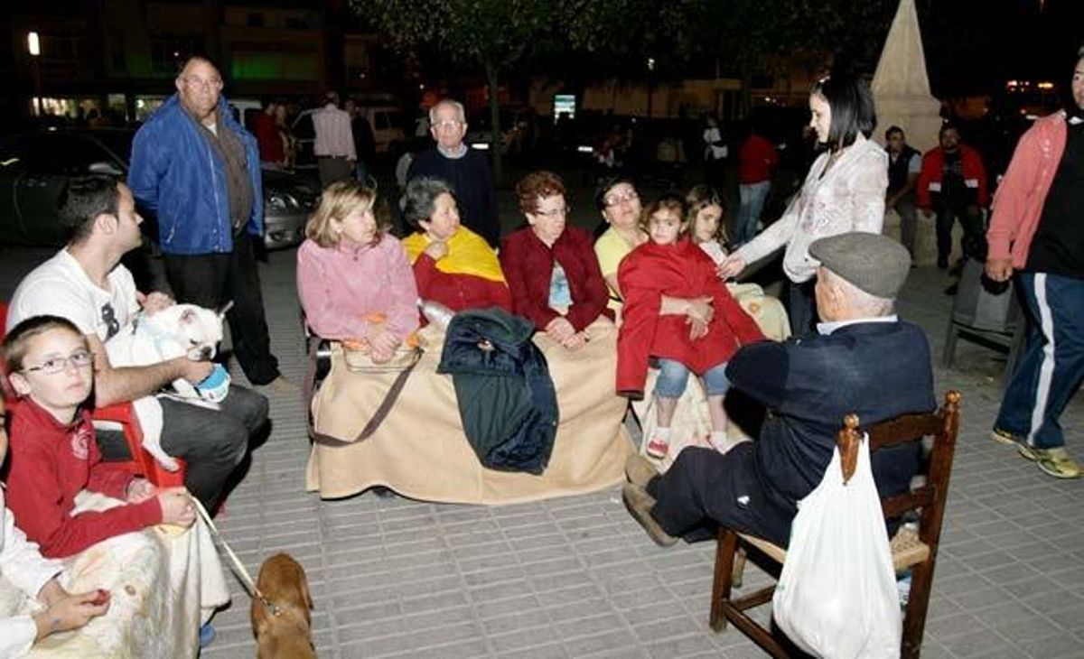 Una família passa la nit a la intempèrie per por de les rèpliques del terratrèmol.