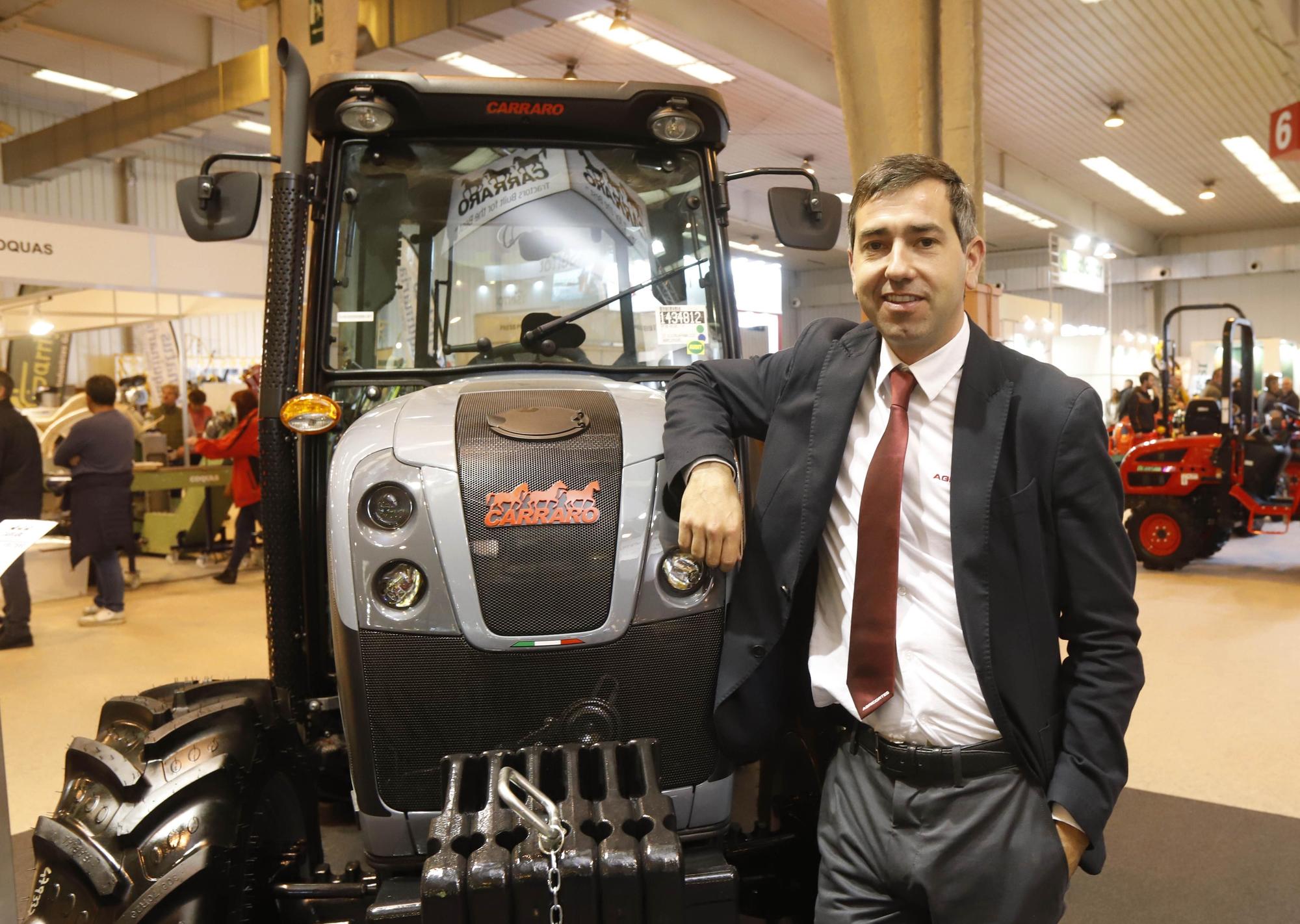 Joao Verde junto a uno de los tractores que vende en el expositor de FIMA.