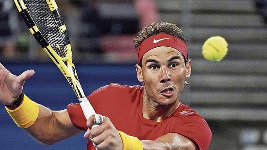 Nadal golpea a la pelota en el partido del domingo contra Djokovic, en la Copa ATP.