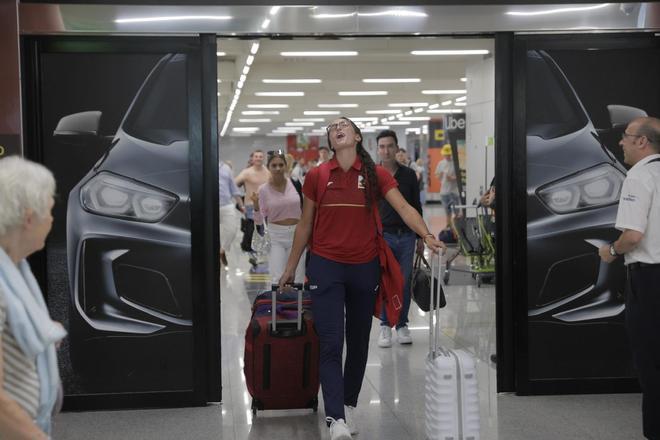 FOTOS | Emotivo recibimiento a Juana Camilión al aeropuerto de Palma tras lograr la playa en los Juegos de Paris