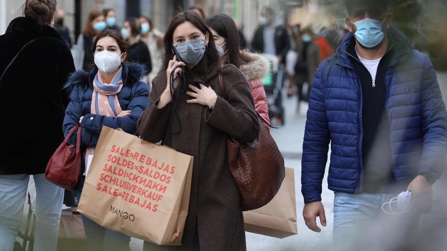 El COVID frena en los contagios mientras sigue llenando los hospitales gallegos