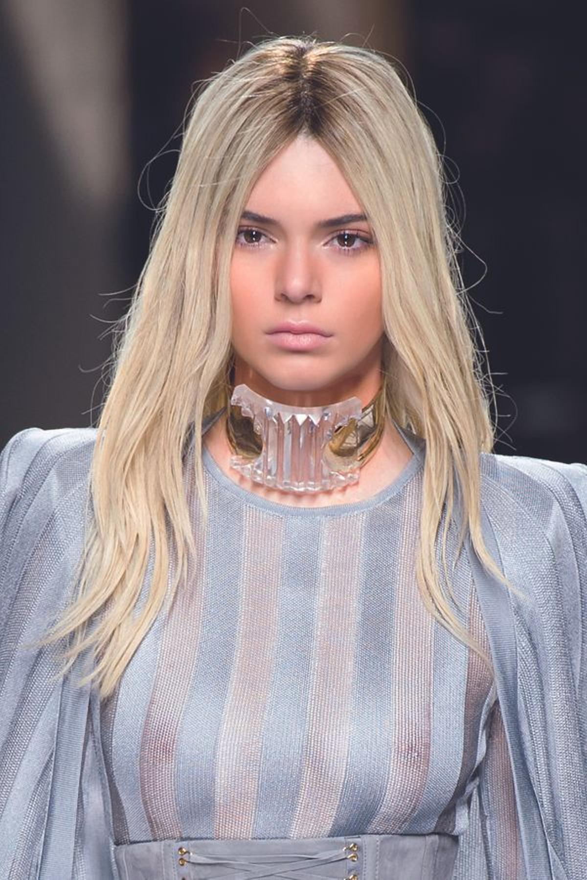 Kendall Jenner en rubio, en el desfile de Balmain