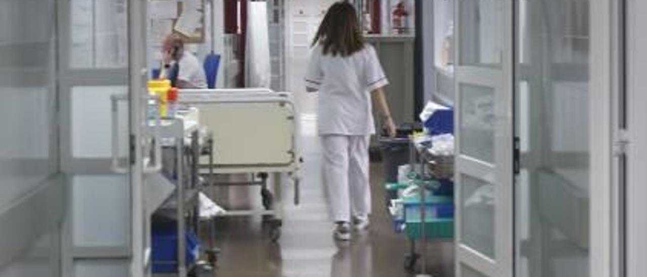 Una trabajadora en el hospital de Alzira.