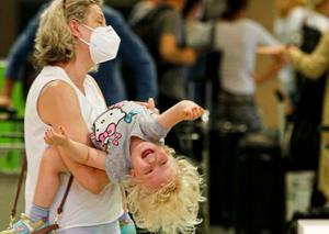 Turistas en el aeropuerto de Ibiza.