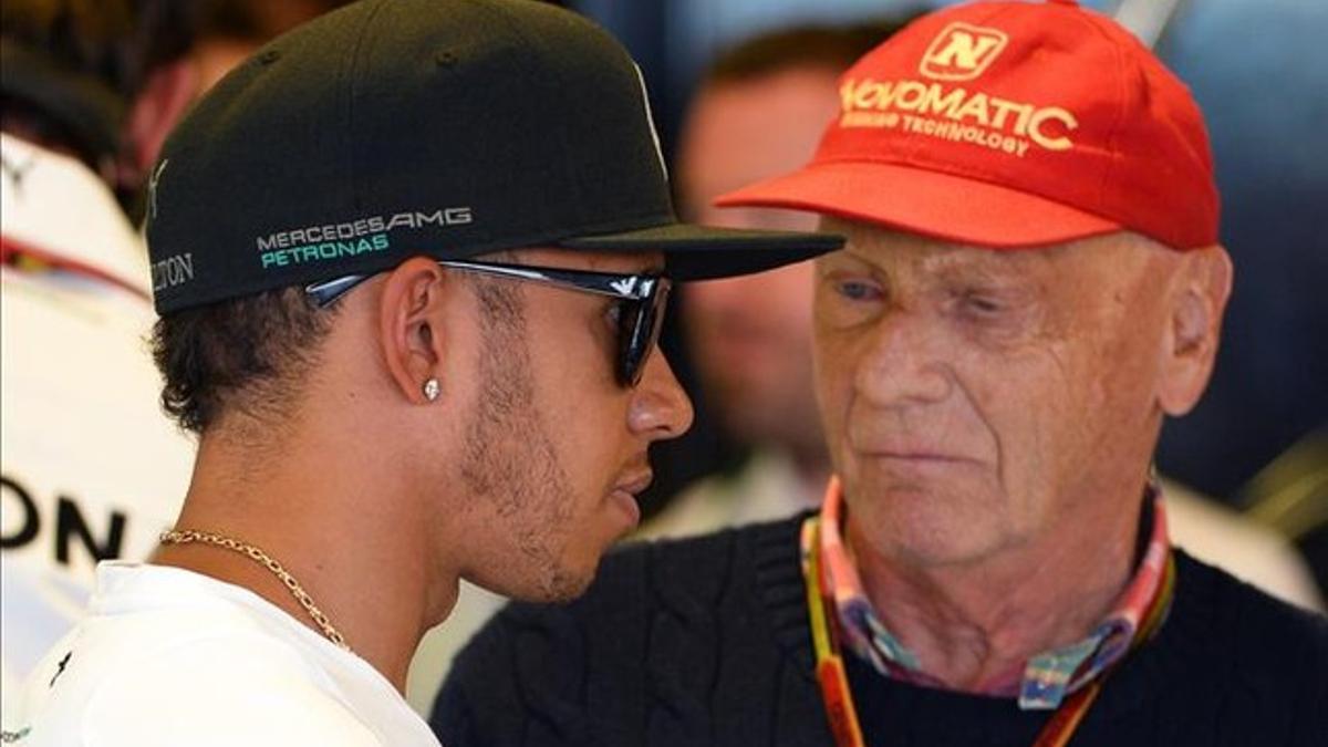 Lauda conversa con su campeón Lewis Hamilton