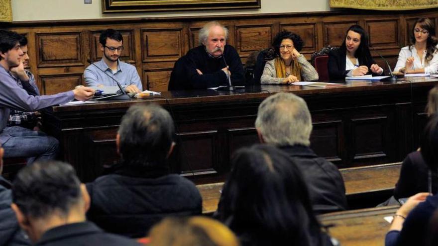 En el centro de la mesa, José Legazpi y Marisol Álvarez, con alumnos del último curso del grado de Historia del Arte, ayer, en la Universidad de Oviedo.