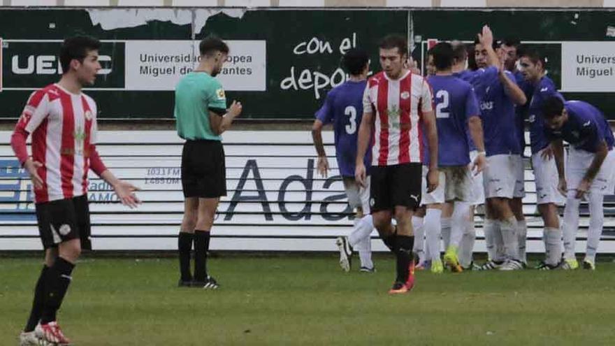 Desolación en el Zamora CF tras el gol de la Cebrereña, ayer.