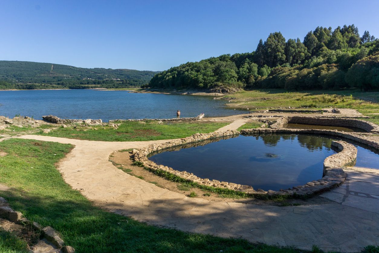 Las aguas termales de un pueblo de Galícia que parecen un jardín japonés