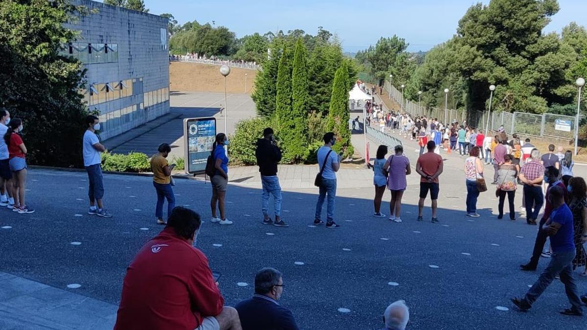 Colas en el Ifevi en el primer día de vacunación sin cita previa