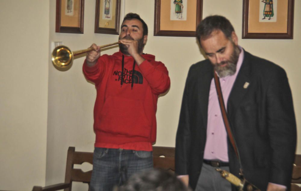 Preparados para la acción festera en Alcoy