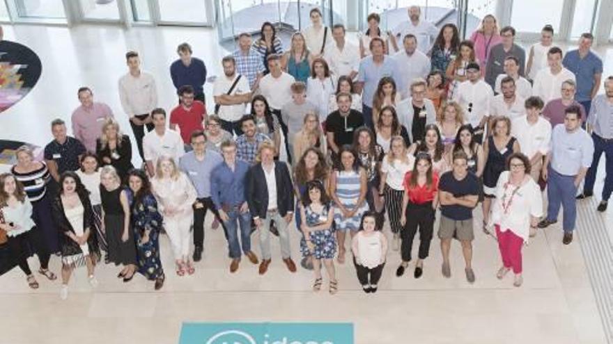 Foto de familia de los jóvenes que participan en el taller.