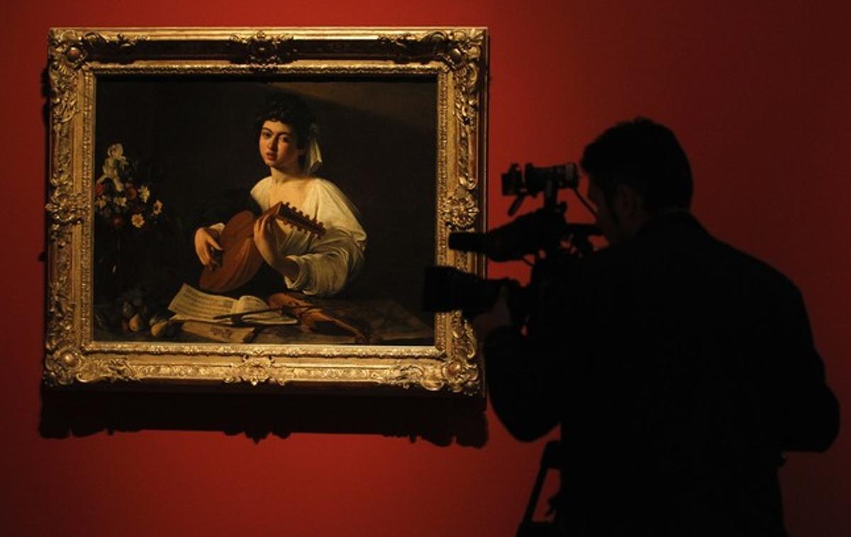 Un càmera filma el ’Tocador de laüt’ de Caravaggio, al Prado. Un càmera filma el ’Tocador de laüt’ de Caravaggio, al Prado.