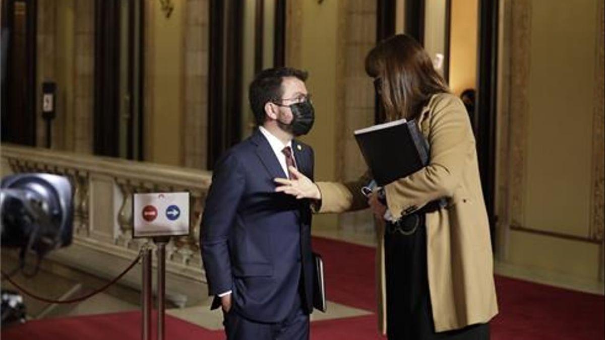 Pere Aragonès y Laura Borràs, en el Parlament, tras la primera sesión del debate de investidura.