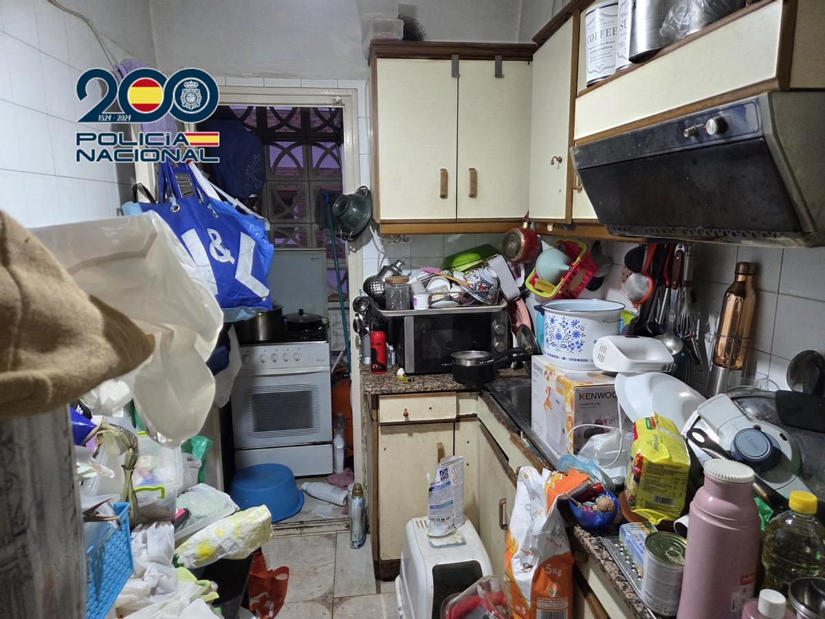 Imagen de la cocina del "piso patera" de la detenida en Alicante.