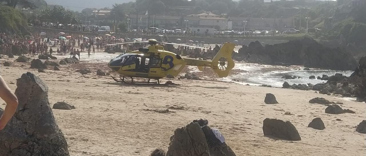 Evacúan en helicóptero a una bañista que sufrió un paro cardíaco en la playa de Toró