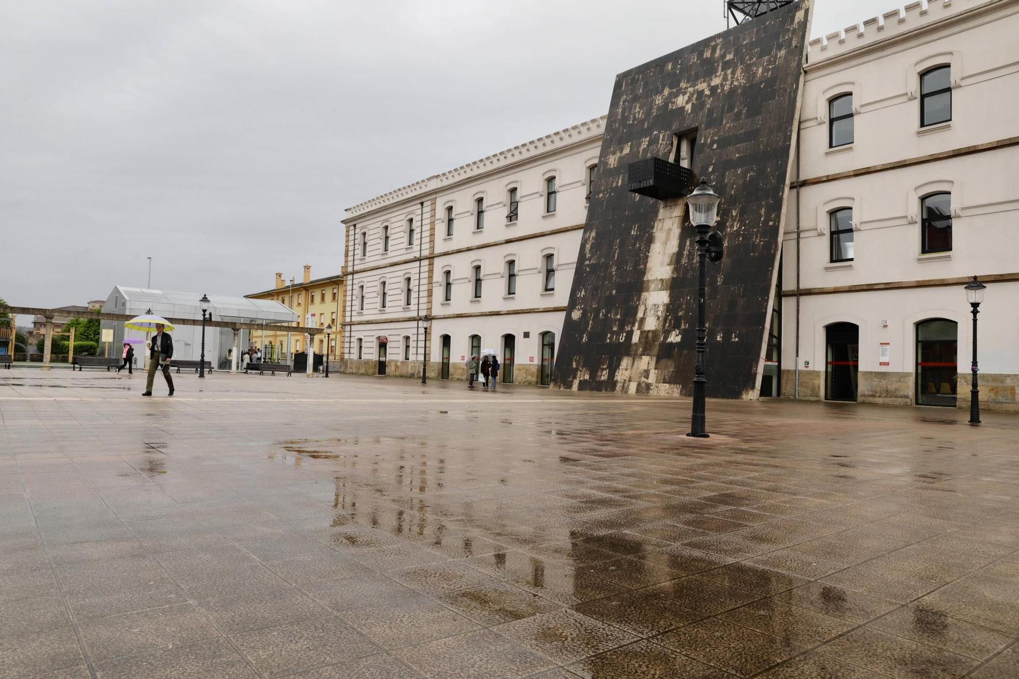 Los vecinos de El Coto se cansan de esquivar charcos en la plaza de la República (en imágenes)