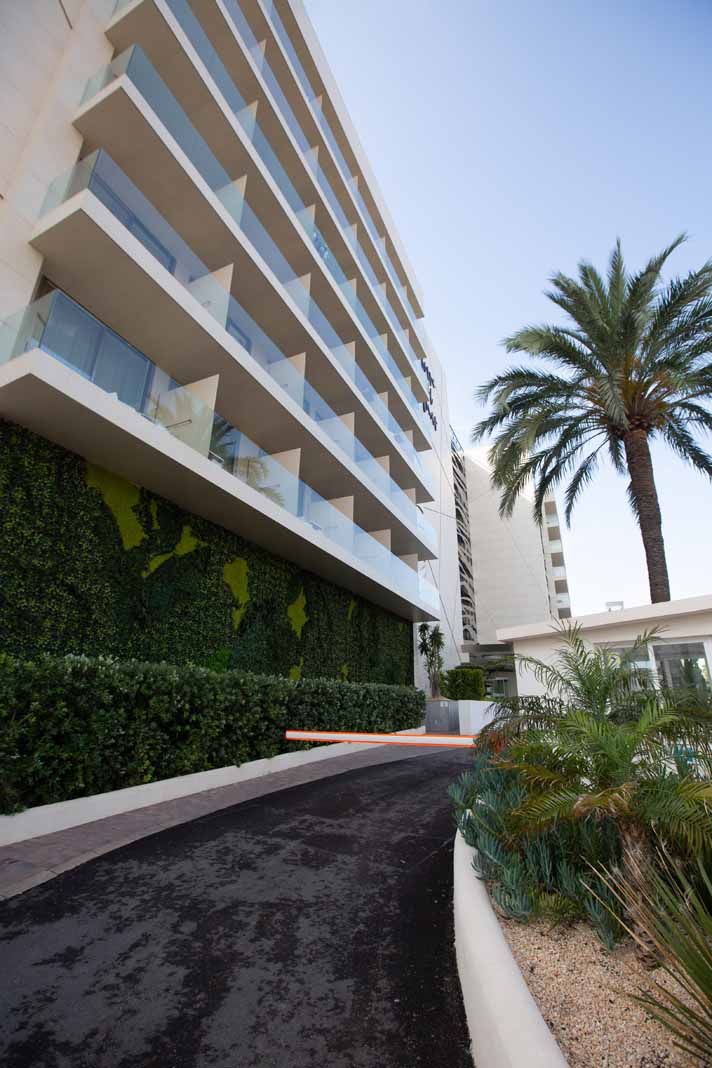 Violencia maschista: Un joven mata a su pareja arrojándola por el balcón de un hotel de Ibiza y luego se suicida