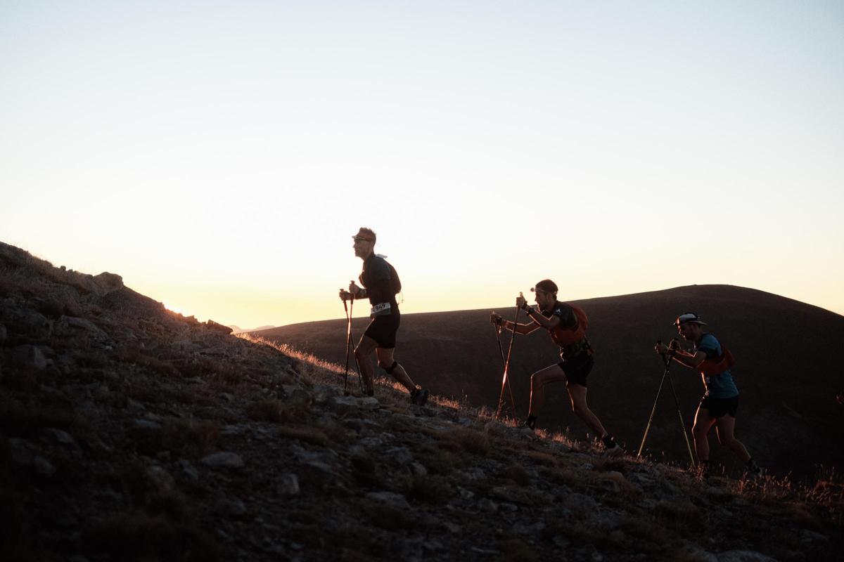 Unos corredores por una parte del recorrido de la Salomon Ultra Pirineu por el Parque Natural del Cadí Moixeró