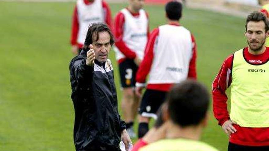 Miquel Soler da instrucciones a sus jugadores durante una sesión de entrenamiento.