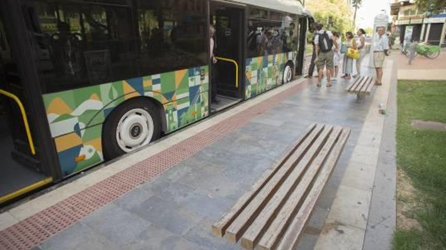 Parada del TRAM en la plaza Cardona Vives.