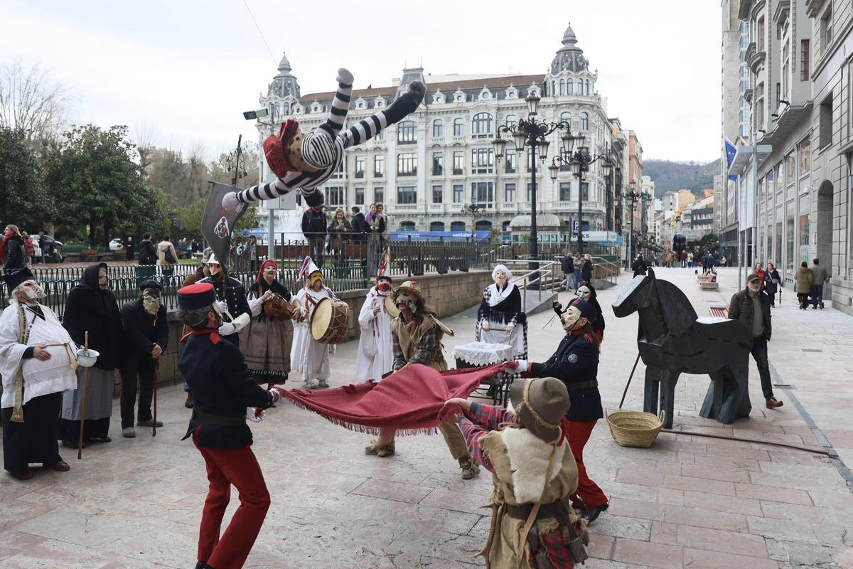 El pasacalles de los Mazcaritos por las calles de Oviedo