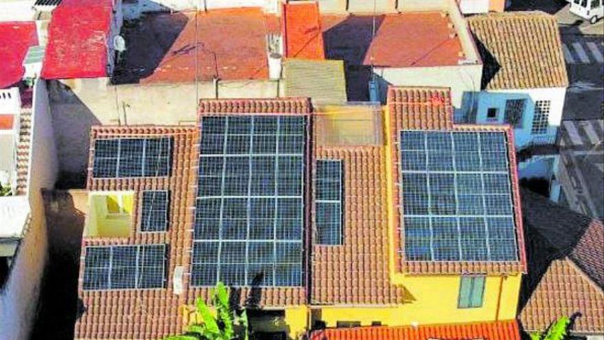 Plaques solars a les teulades de diversos edificis en una localitat valenciana.