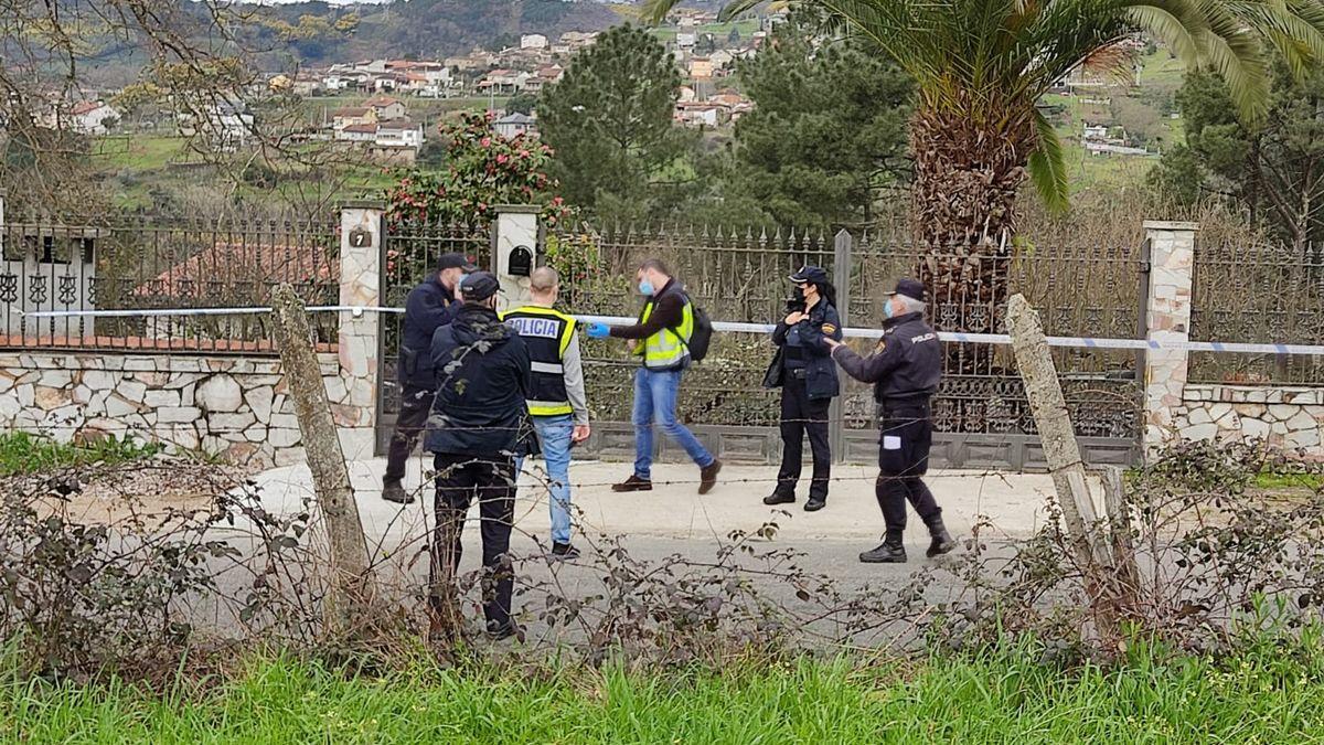 La Policía Científica, frente a la vivienda de las víctimas.