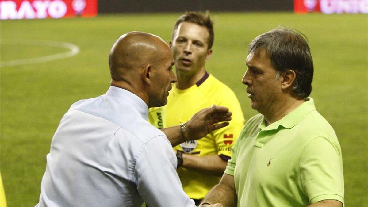 El Tata Martino se saluda con Paco Jémez en el Rayo-Barça de la 2013-14