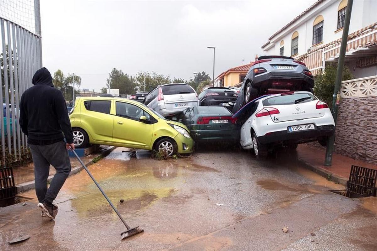 Coches dañados por la riada de Campanillas de enero de 2020.