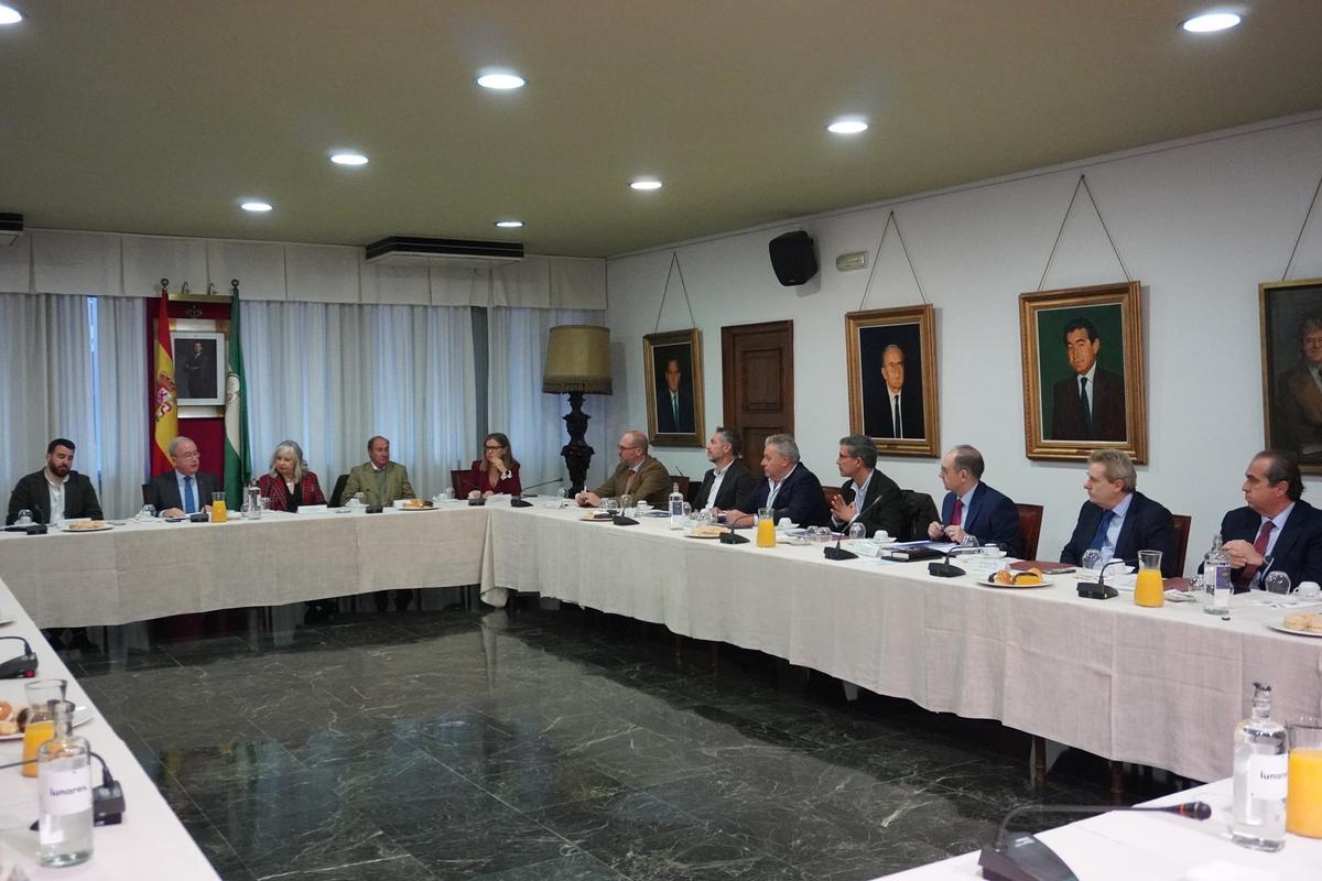 Representantes del Banco de España y empresarios cordobeses en un desayuno organizado en la Cámara de Comercio de Córdoba.