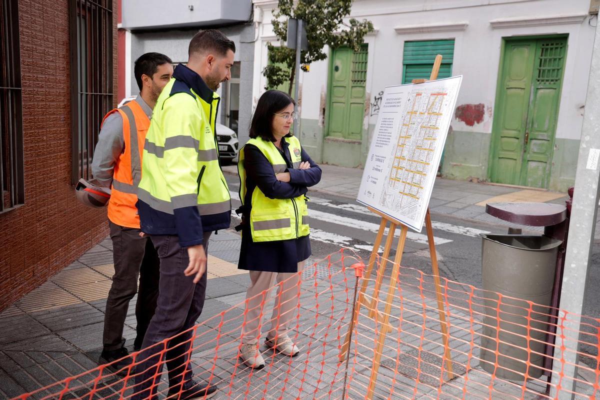 Visita a la actuación integral de asfaltado en 15 calles de Alcaravaneras