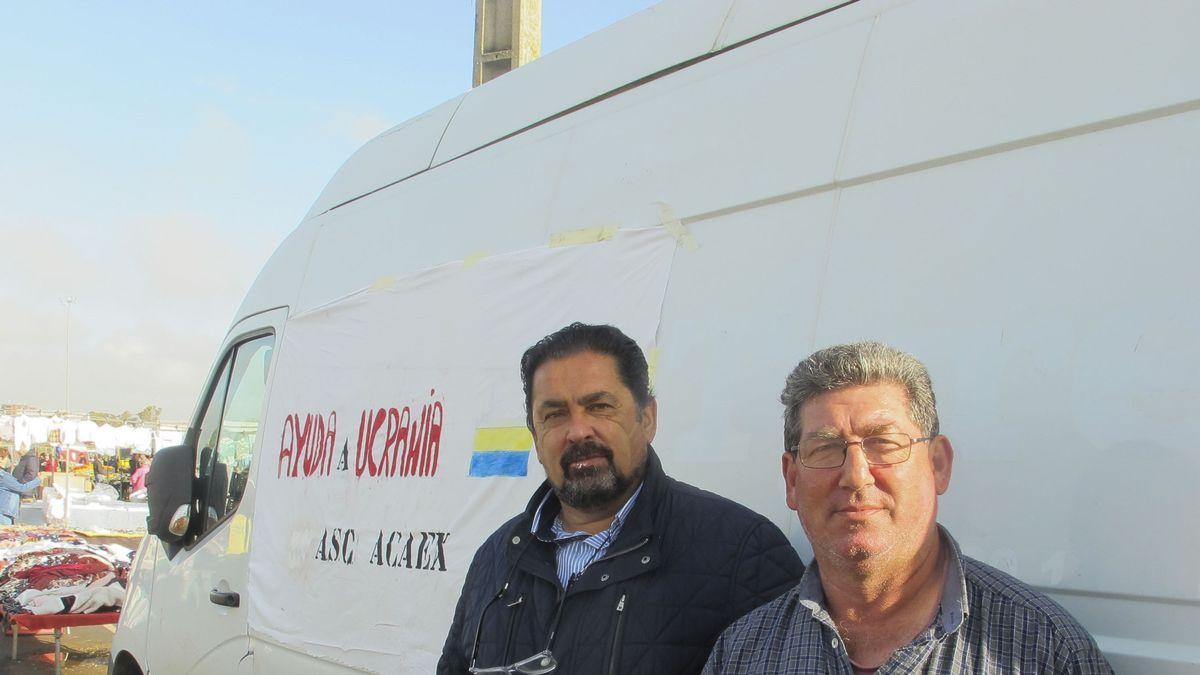 Pedro Montero junto a su amigo y su furgoneta, con la que recorrerán los kilómetros que separan Badajoz de la frontera polaca con Ucrania.