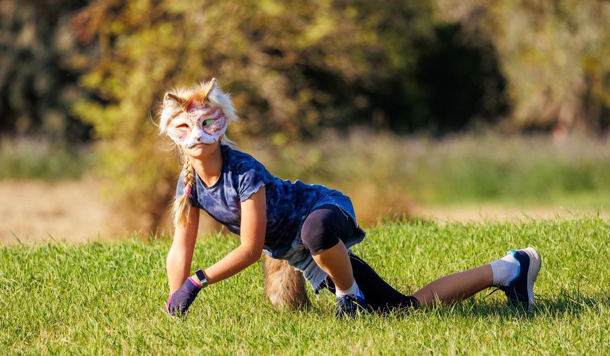 Máscaras, colas y cuadrupedia: la tendencia “therian” que aterriza en Alicante.