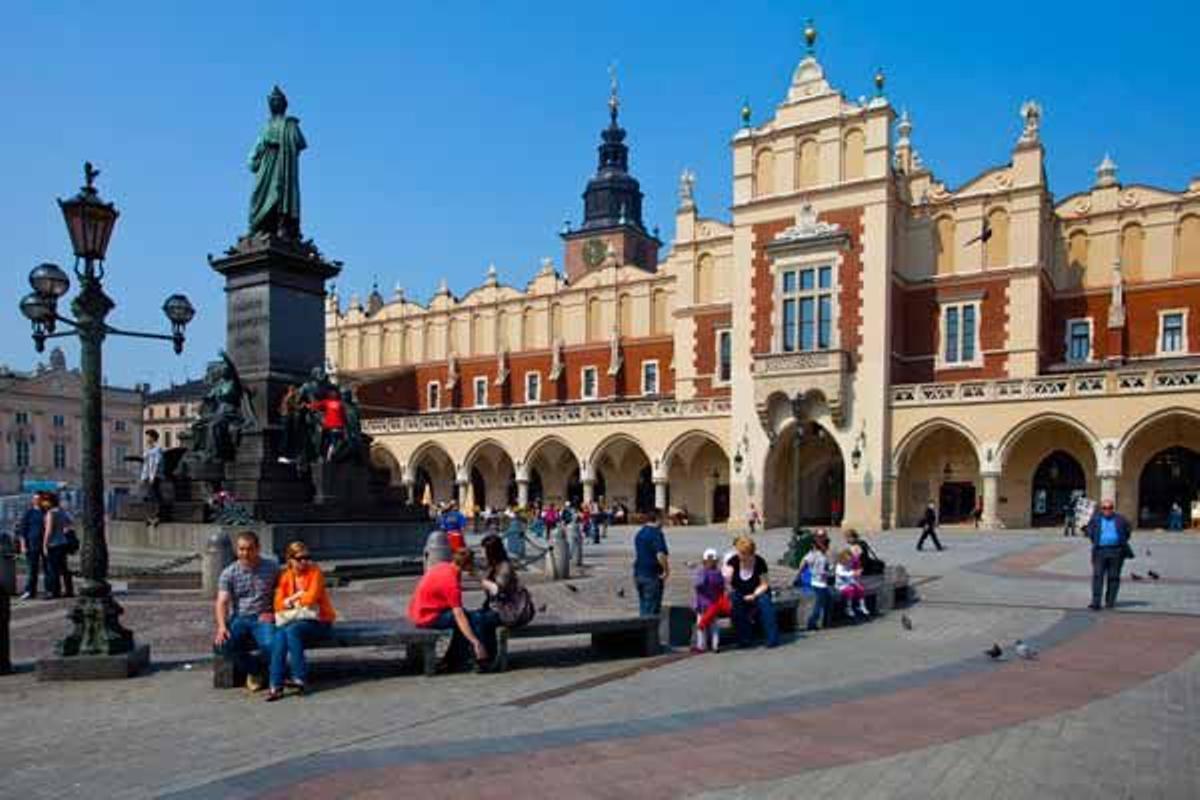 Rynek Glówny o Plaza del Mercado con la Real Fábrica de Telares de Cracovia al fondo.