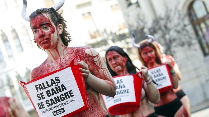 Los antitaurinos, en la plaza del Ayuntamiento.