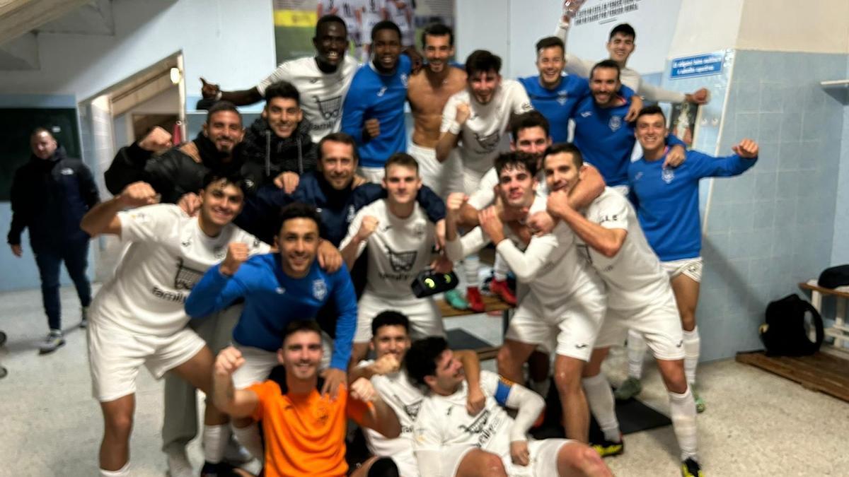 Los jugadores del Olímpic celebrando la victoria ante el Santa Pola.